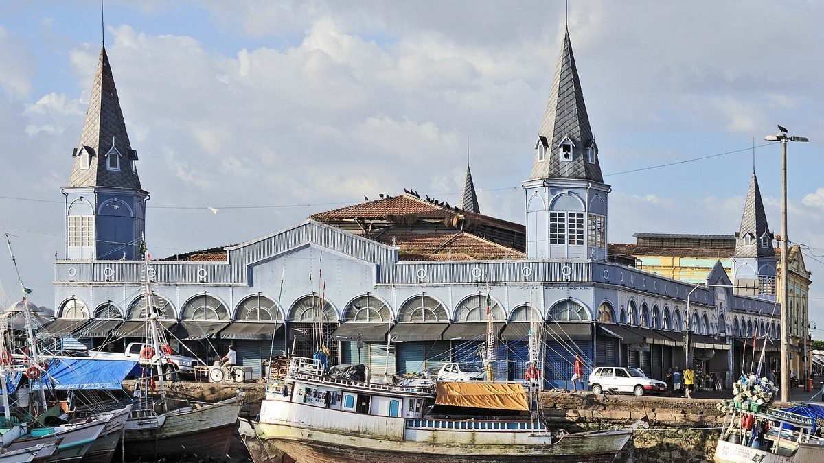 O Mercado de Ferro do Ver-o-Peso, em Belém, na beira da baía do Guajará