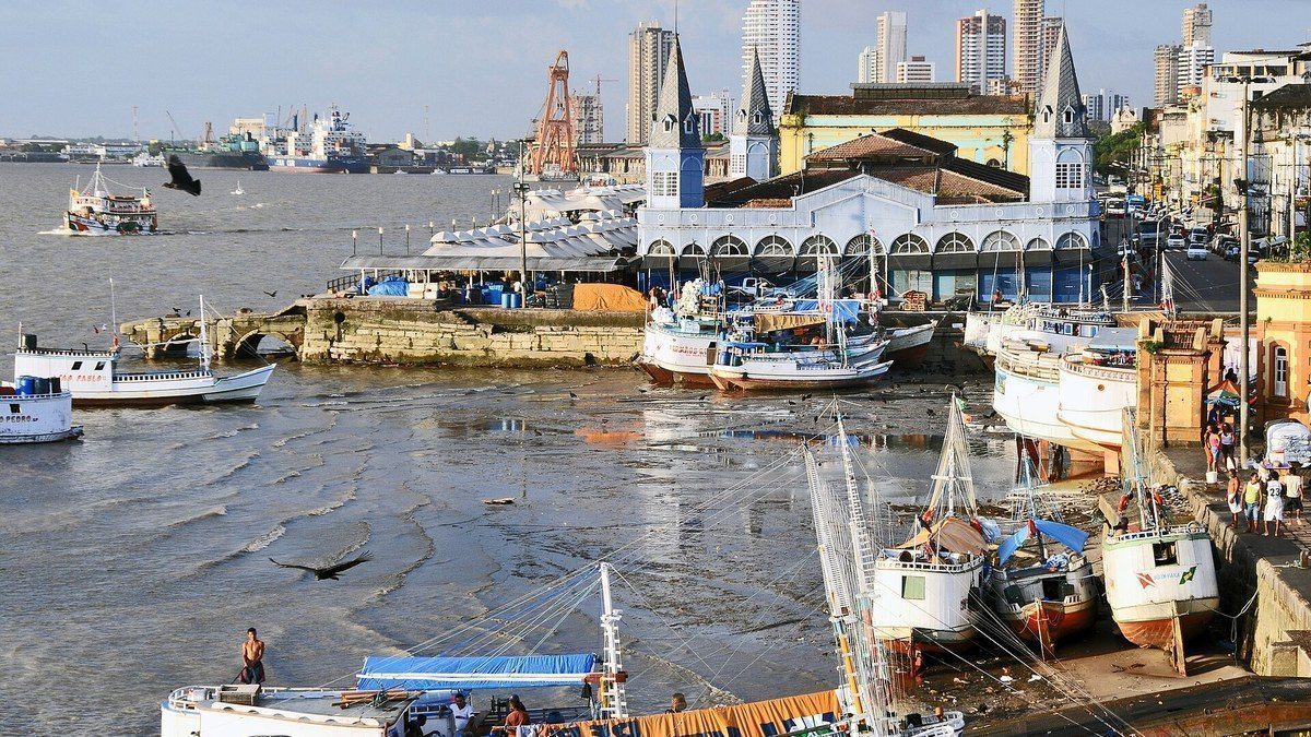 Os barcos de pesca atracados na frente do Ver-o-Peso