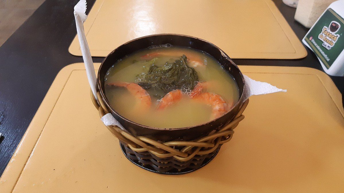 Tacacá na cuia, com camarão e jambu