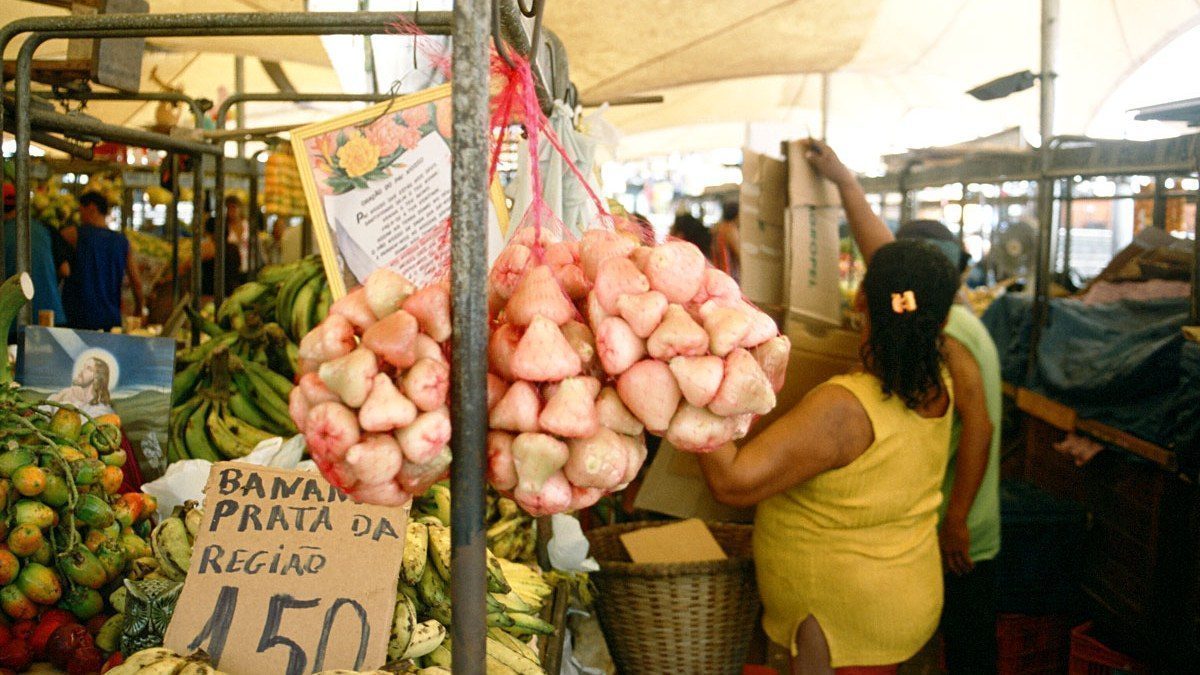 O interior do Ver-o-Peso, com as bancas de fruta e as ervas