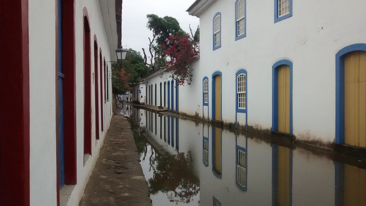 Rua alagada pela maré no centro histórico de Paraty