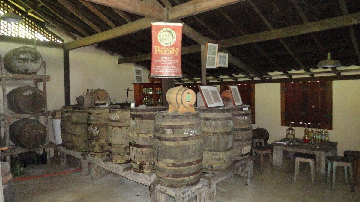 Barris de cachaça num alambique de Paraty