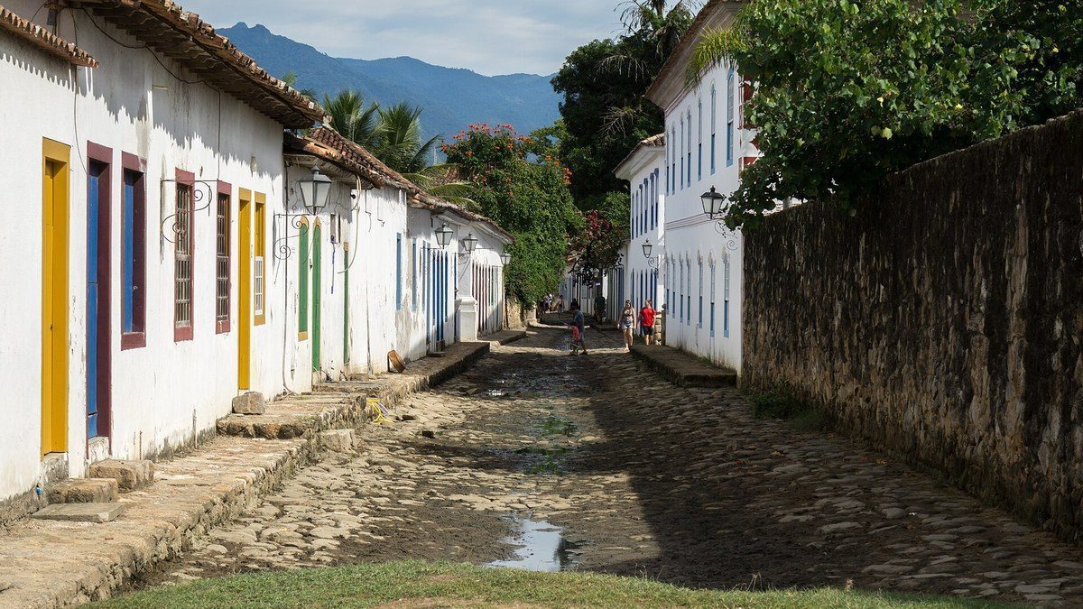 Casario colonial de Paraty com a serra ao fundo