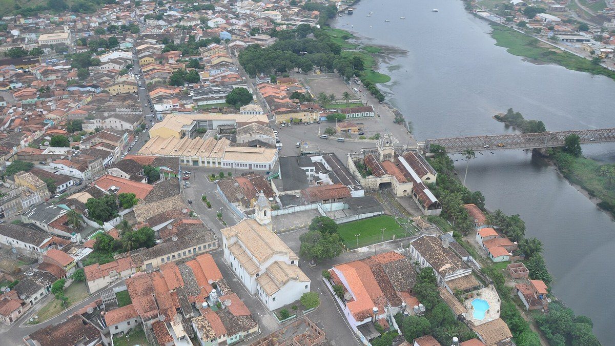 Cachoeira e o rio Paraguaçu, com a ponte para São Félix