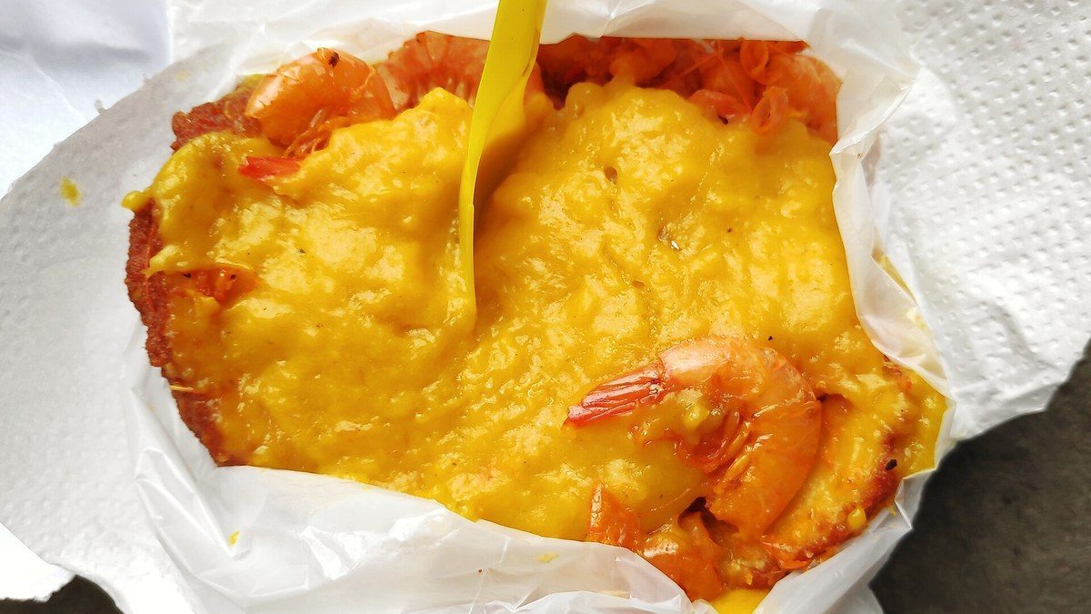 Acarajé aberto com vatapá, camarão e pimenta