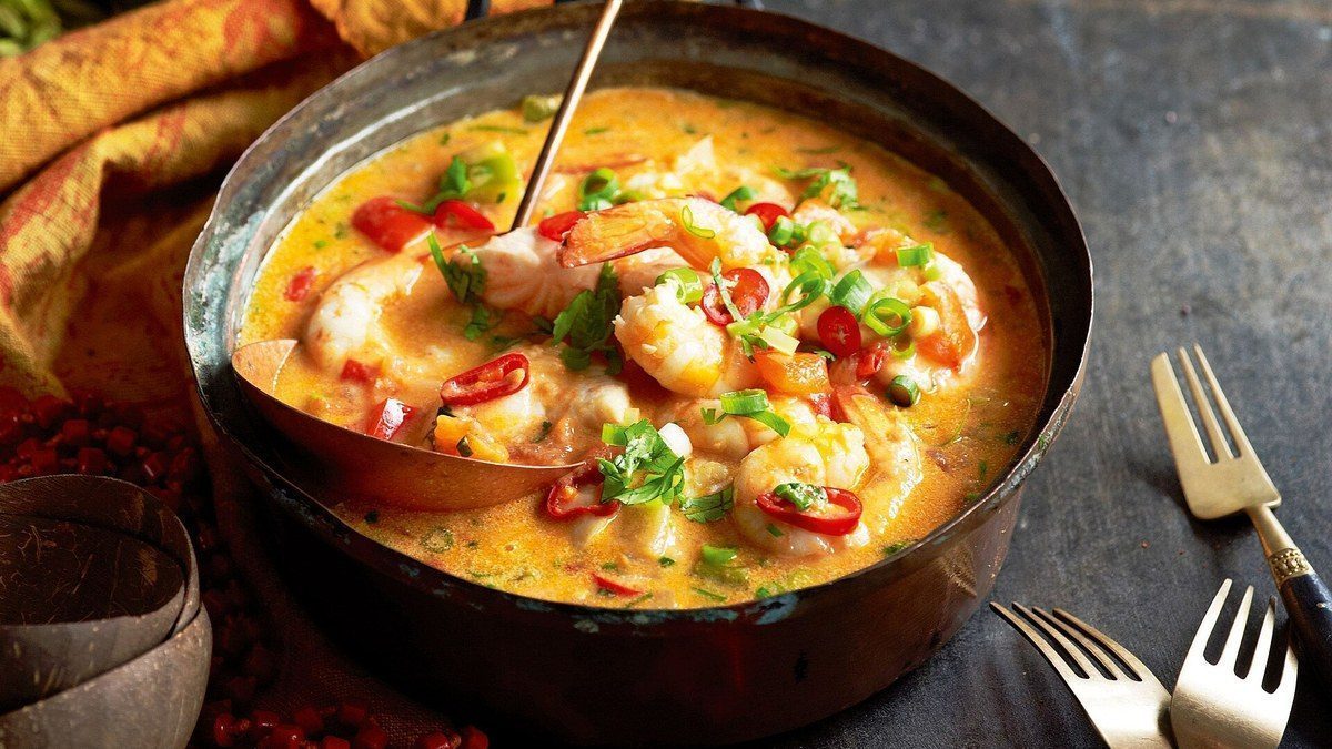 Moqueca baiana na panela de barro, com dendê e leite de coco