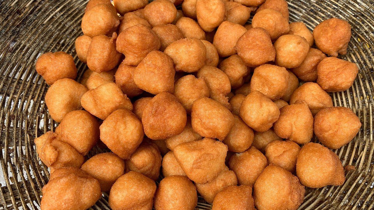 Os bolinhos de acarajé recém-saídos do dendê