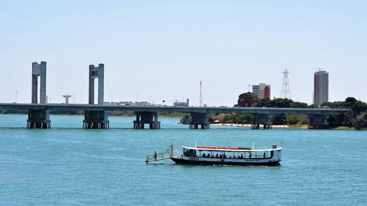 A Ponte Presidente Dutra sobre o rio São Francisco, entre Petrolina e Juazeiro