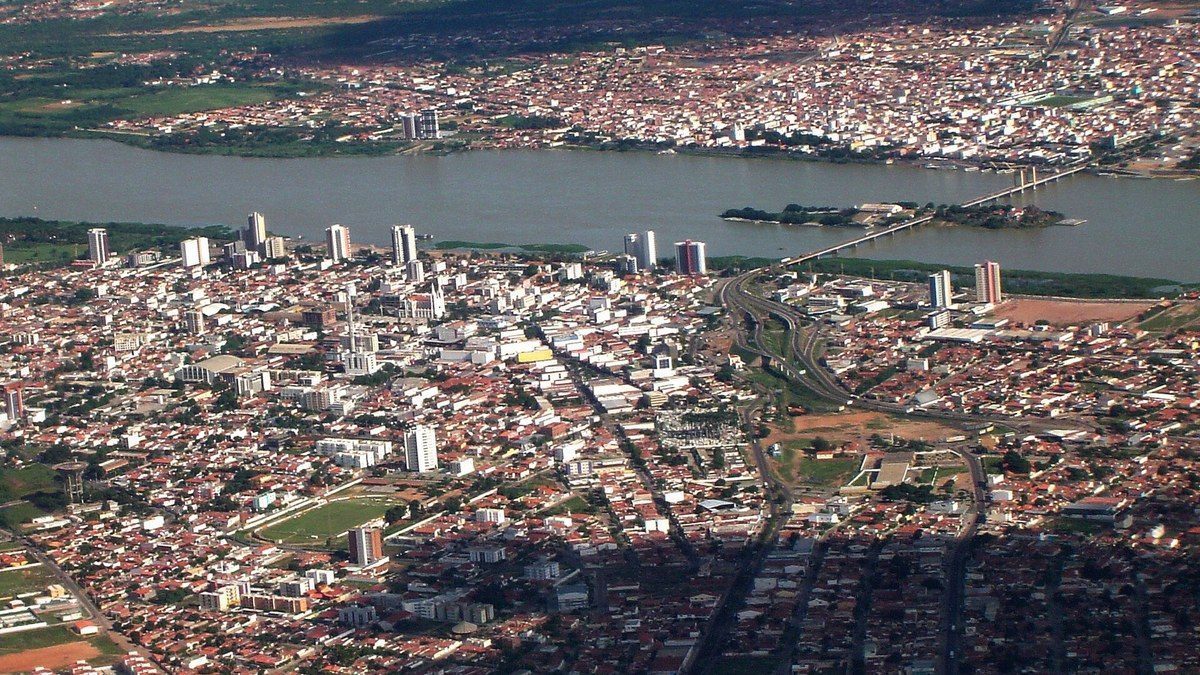 Petrolina e Juazeiro vistas do alto, separadas pelo rio