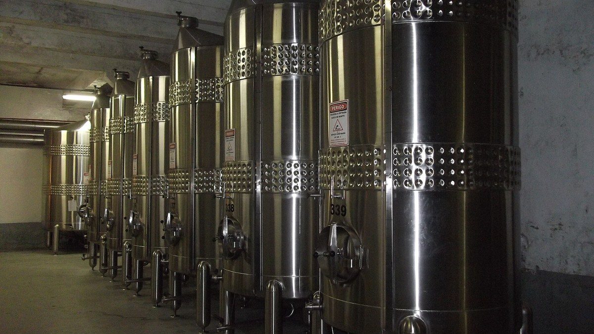 Tanques de inox numa cave de Bento Gonçalves