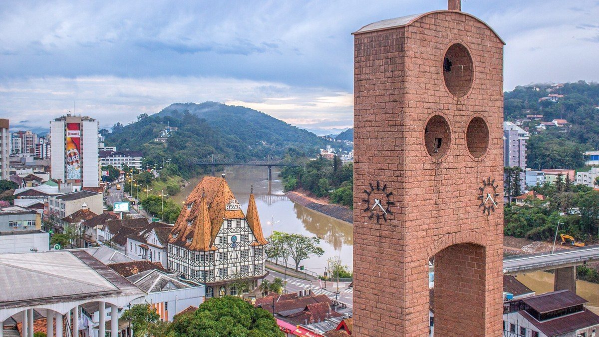 Blumenau vista do alto, com o Castelinho e a torre do relógio na Rua XV