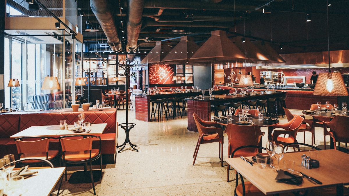 O setor cresce há nove meses seguidos — e o dono do restaurante não está sentindo