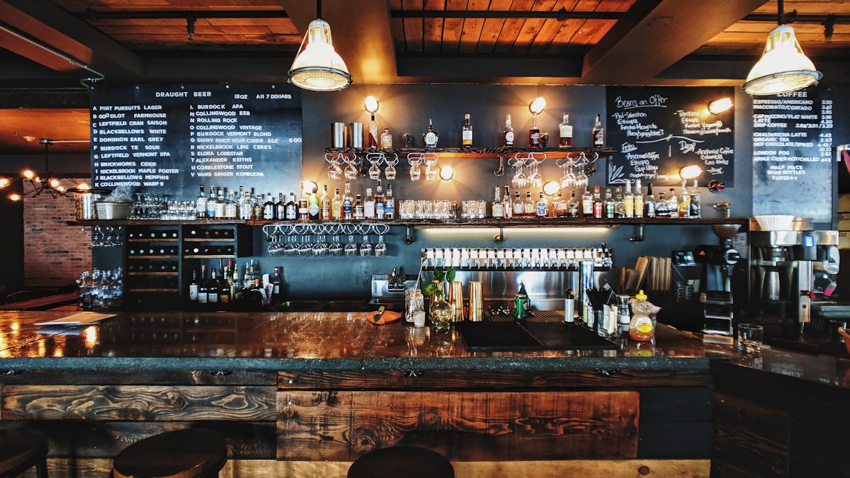 Este bar em Pequim vende chope a US$ 1,50 e dá GPU de graça — o lucro está na mesa ao lado