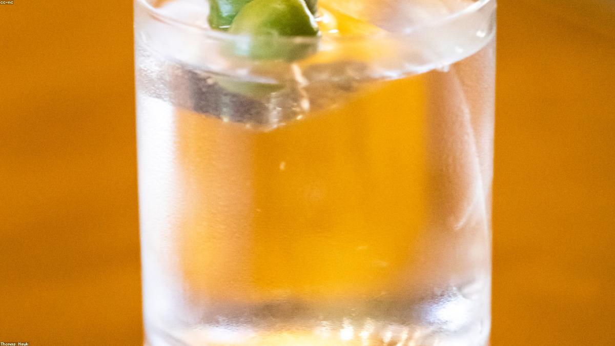 A cachaça saiu da caipirinha e foi para a taça — e agora custa mais que uísque
