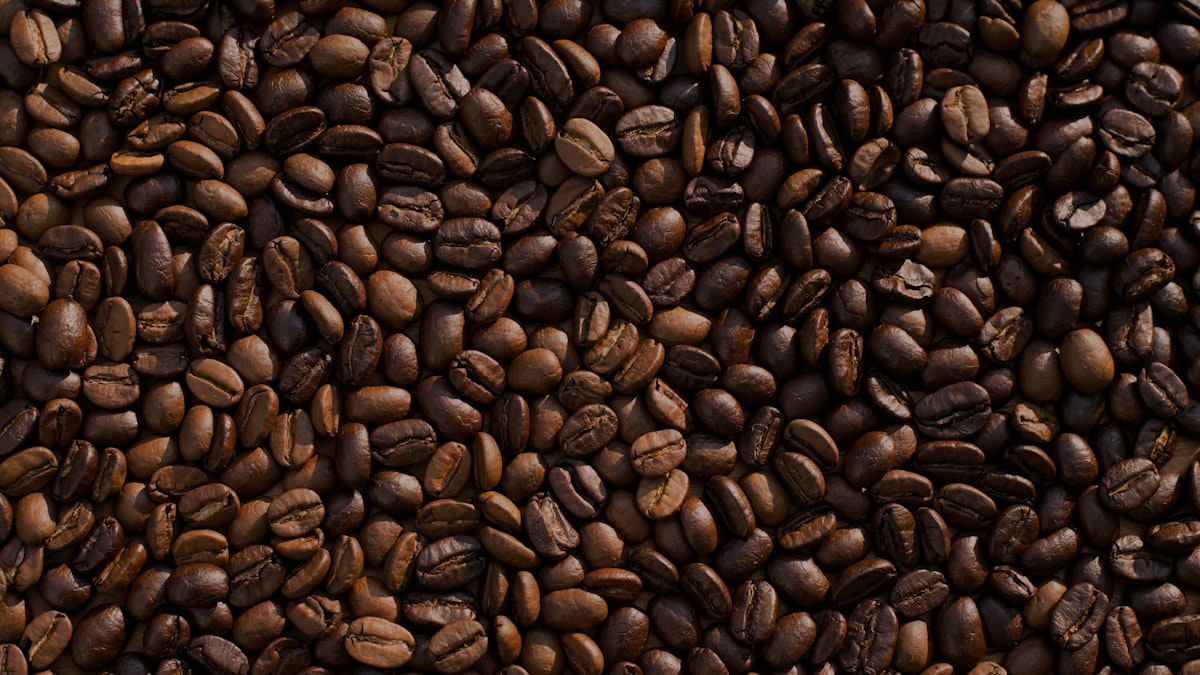 O Brasil vendeu 15,7% menos café e faturou quase o mesmo — adivinhe quem cobre a diferença