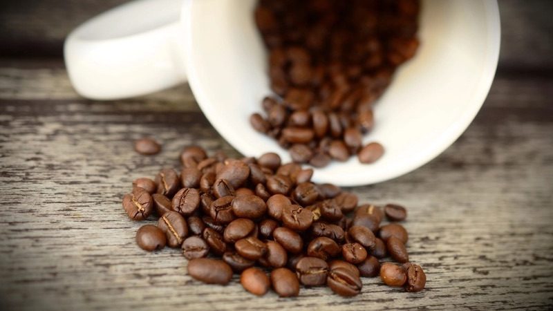 O café teve a maior queda desde o Plano Real — e a sua cafeteria não ficou sabendo