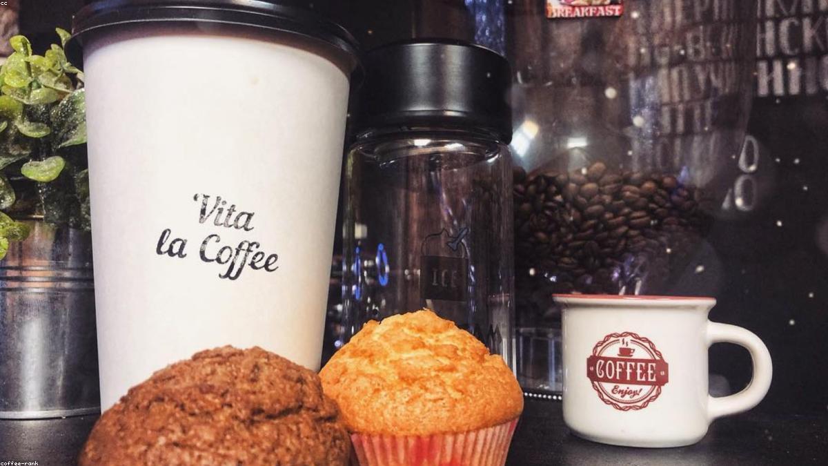A safra recorde derruba o preço do café — mas não o da sua cafeteria