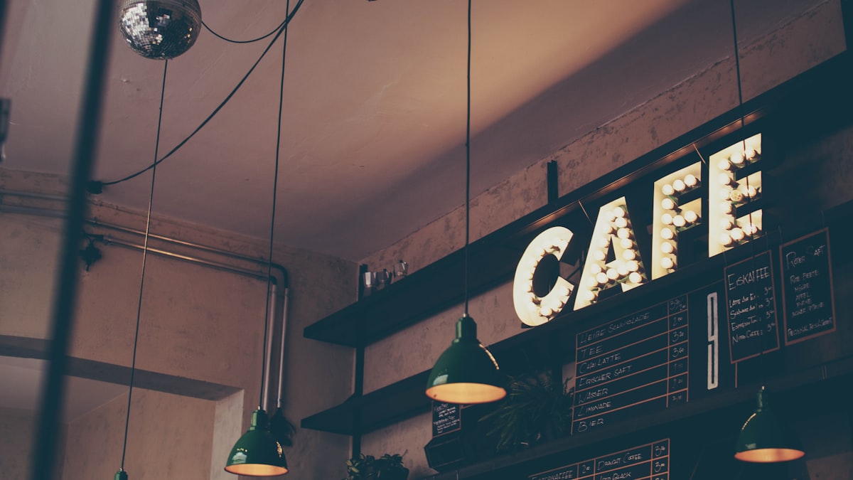 A cafeteria virou outdoor — e o café é só o ingresso
