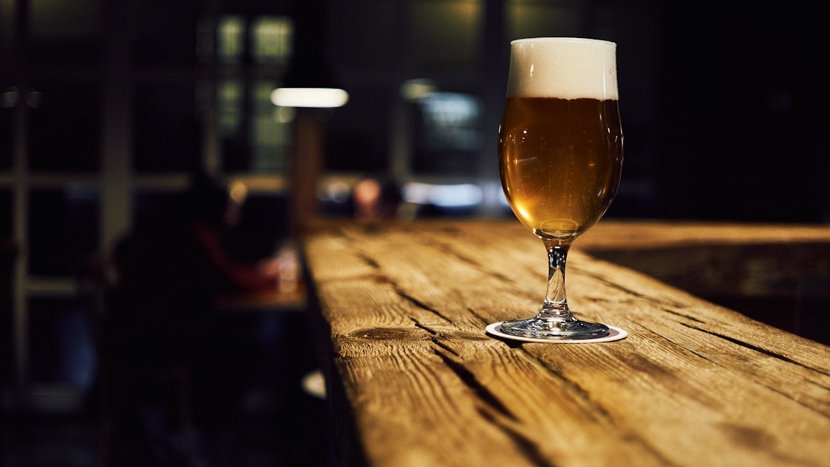 O Brasil gastou R$ 13 bilhões em cerveja e comprou menos vezes — a conta subiu 20% por rodada