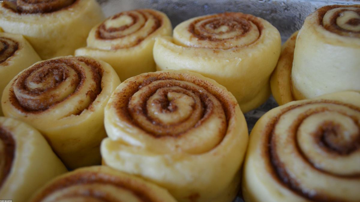 O cinnamon roll saiu do TikTok e tomou a vitrine — a R$ 20 o rolinho