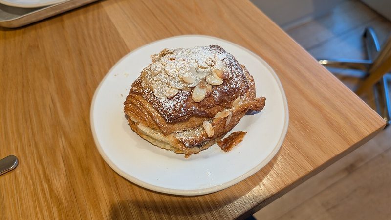 O croissant de ontem virou sorvete, torrada e pão de canela — e a padaria parou de jogar dinheiro no lixo