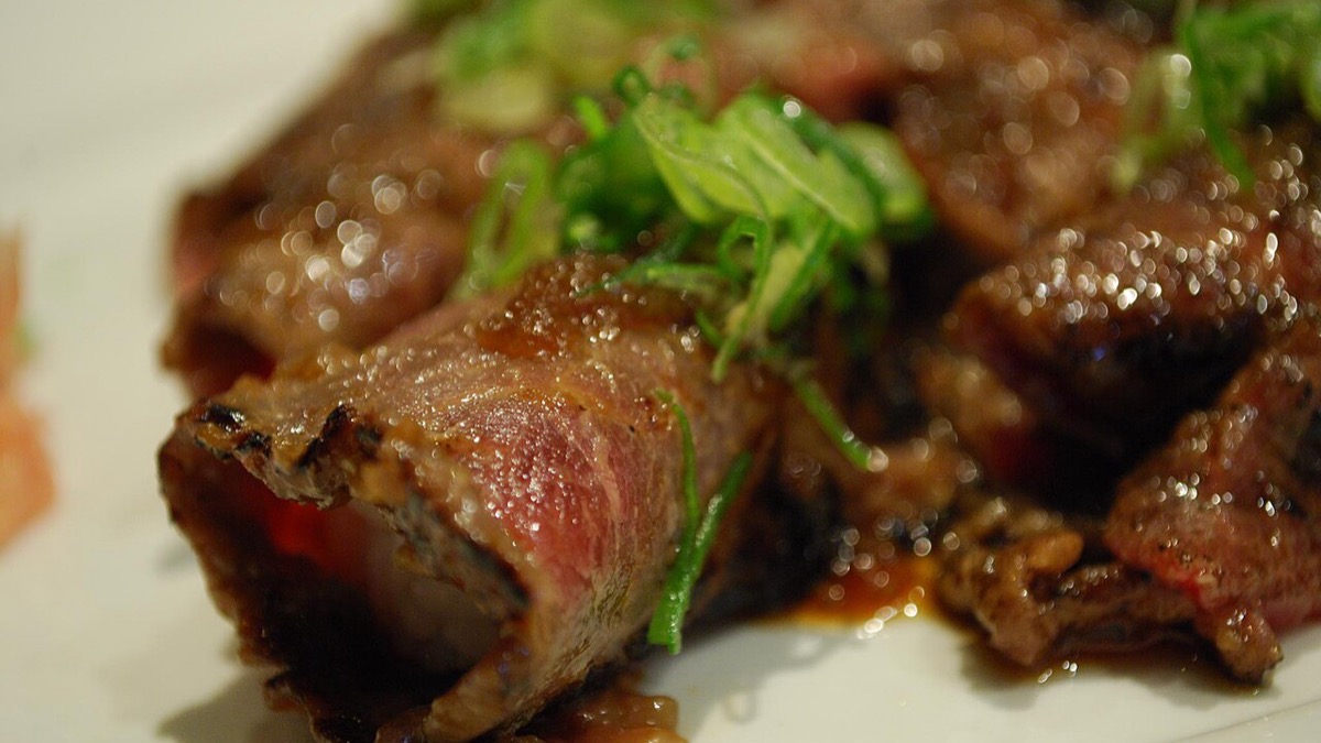 O dry aged custa 5 vezes mais e perde 30% do peso — e o "wagyu" do cardápio pode ter só metade de wagyu