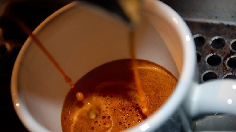 O espresso do seu latte pode ter sido tirado há três horas — e a cafeteria diz que você não vai notar