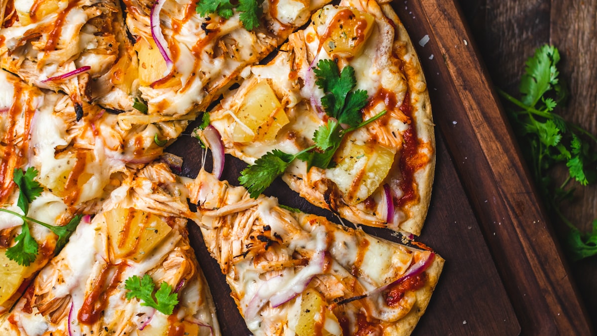 Pizza, hambúrguer e temaki saindo da mesma cozinha — a fusão que quer virar R$ 72 milhões