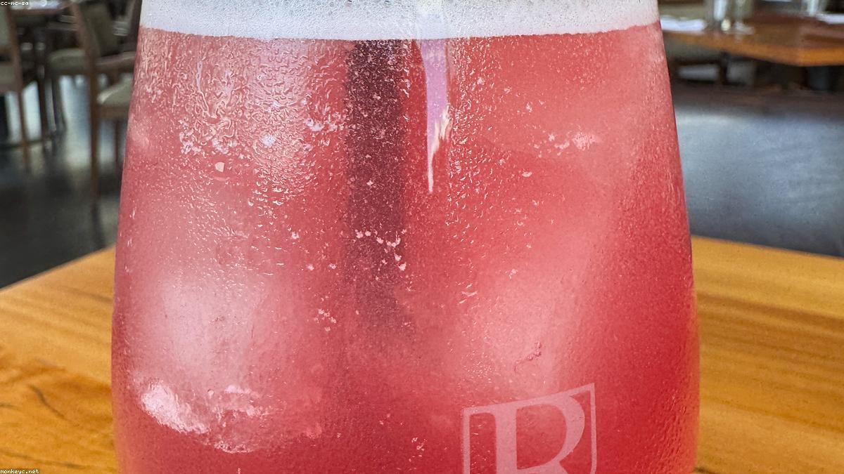 O Brasil faz o melhor gin do mundo — e o bar te empurra o importado