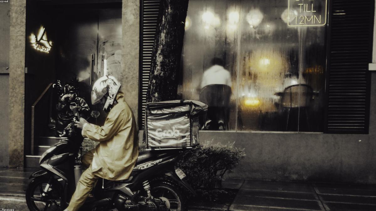 A Justiça derrubou a cláusula que proibia seu restaurante de usar dois apps — e a guerra do delivery ficou feia