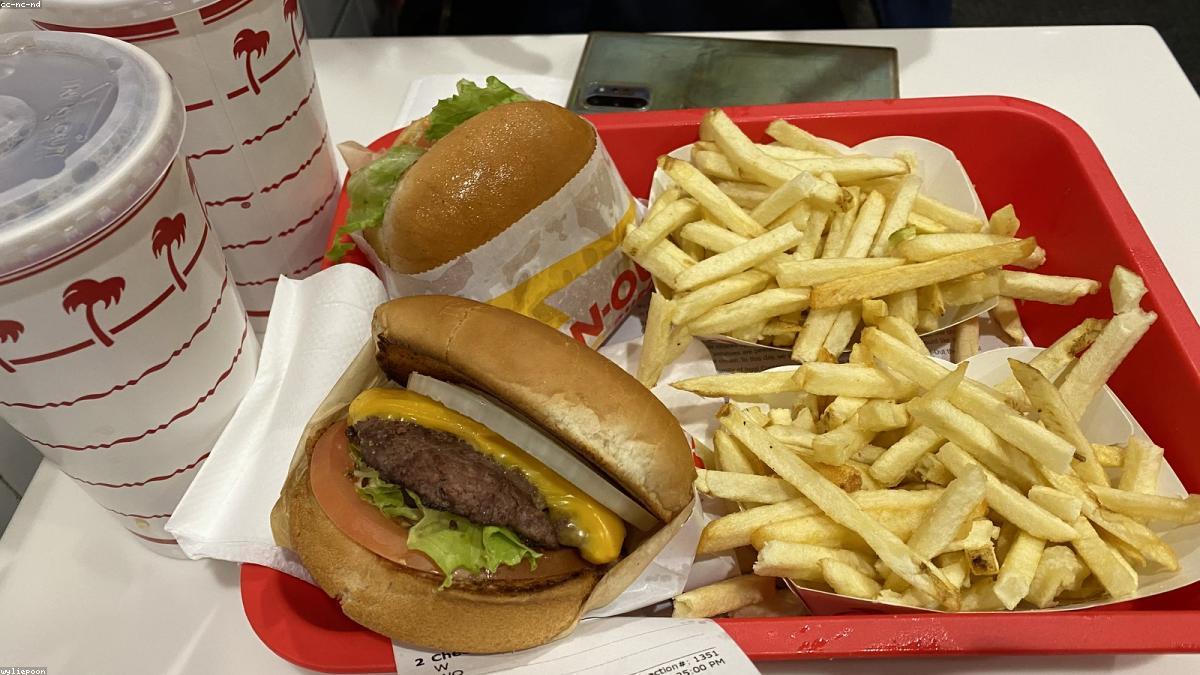 O hambúrguer de boteco já custa R$ 70 — e fazer em casa virou 43% mais barato