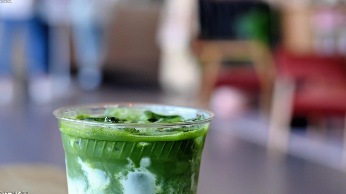O matchá tomou o balcão da cafeteria — e quer o lugar do seu café
