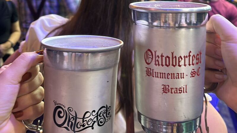 O chope da Oktoberfest de Blumenau subiu para R$ 17 — e o copo grande tem o litro mais caro da festa