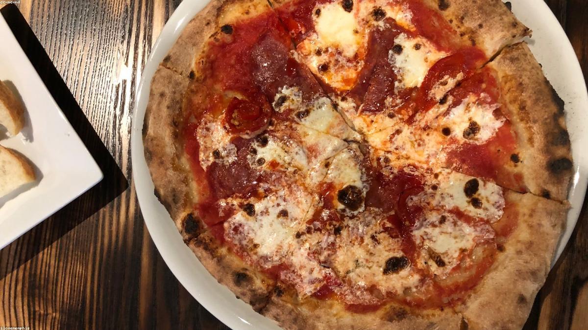 A pizza congelada sai por R$ 12,65 e a da pizzaria por R$ 64
