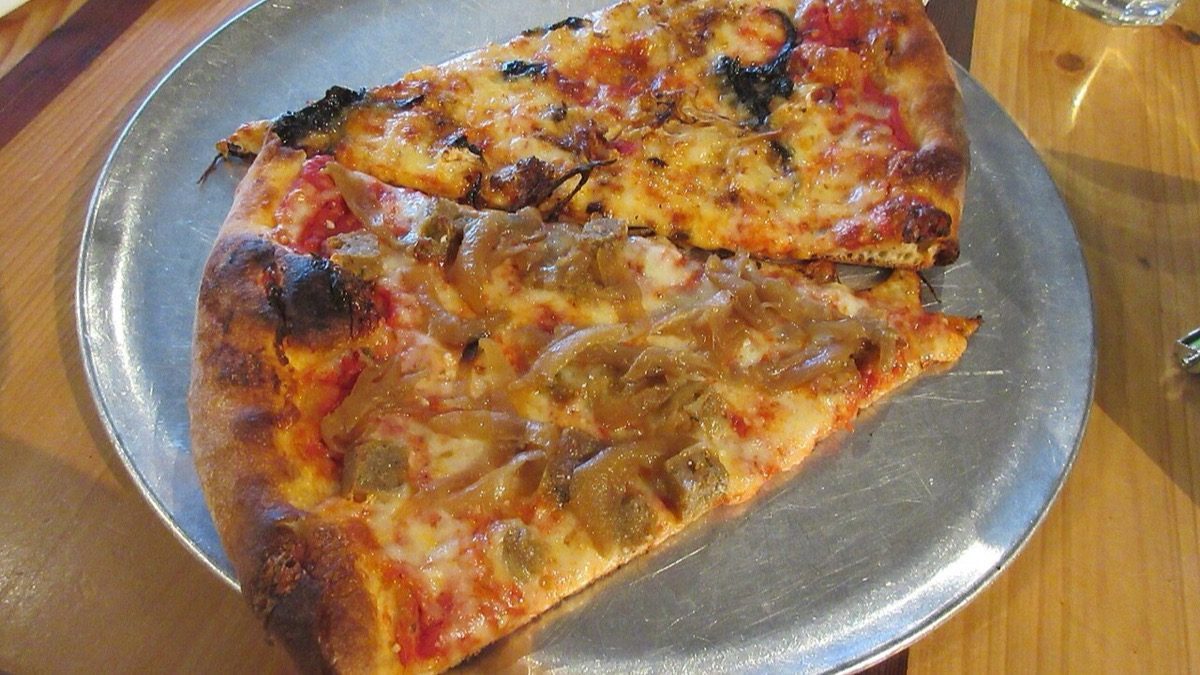 A pizza descobriu o meio-dia — só 20% das pizzarias abriam no almoço, e o combo de duas fatias chegou a R$ 50