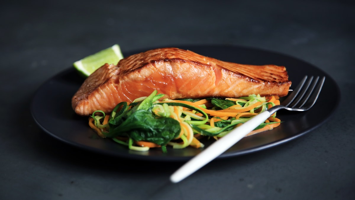 O sushi brasileiro depende de um peixe que não é nosso — e o Chile está com problema