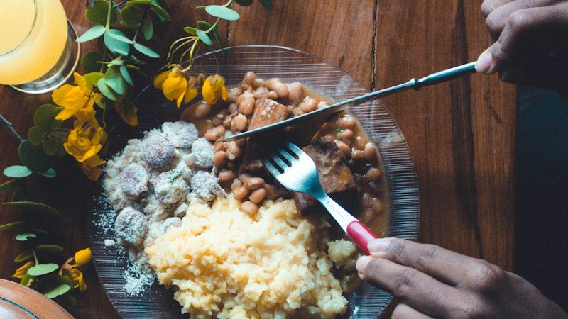 Comida pesa no bolso de 59% — e o primeiro corte é o jantar fora