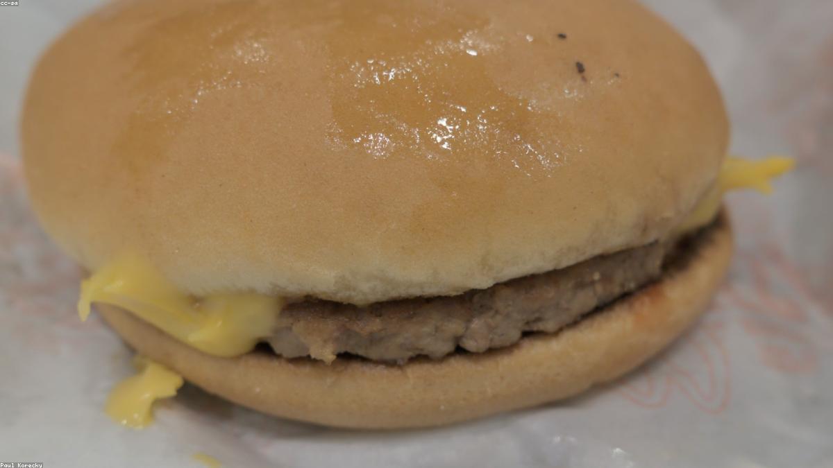 O smash burger prensou o hambúrguer gourmet — e ninguém chorou