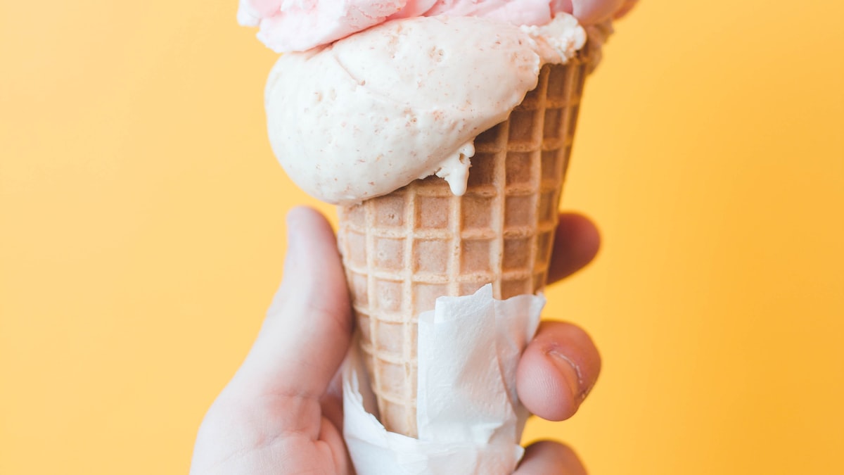 O sorvete resolveu virar barra de proteína — e a sorveteria vai ter que escolher um lado