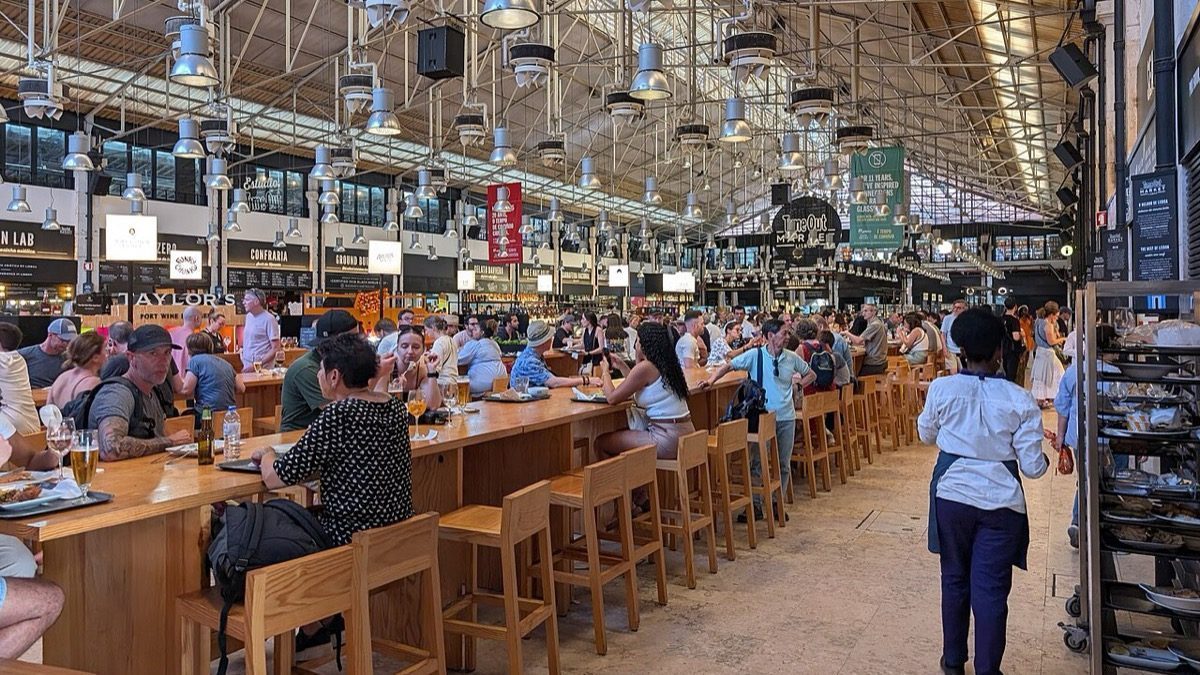 O Time Out Market já tem endereço na Paulista — 17 restaurantes, 3 bares e uma cerveja só