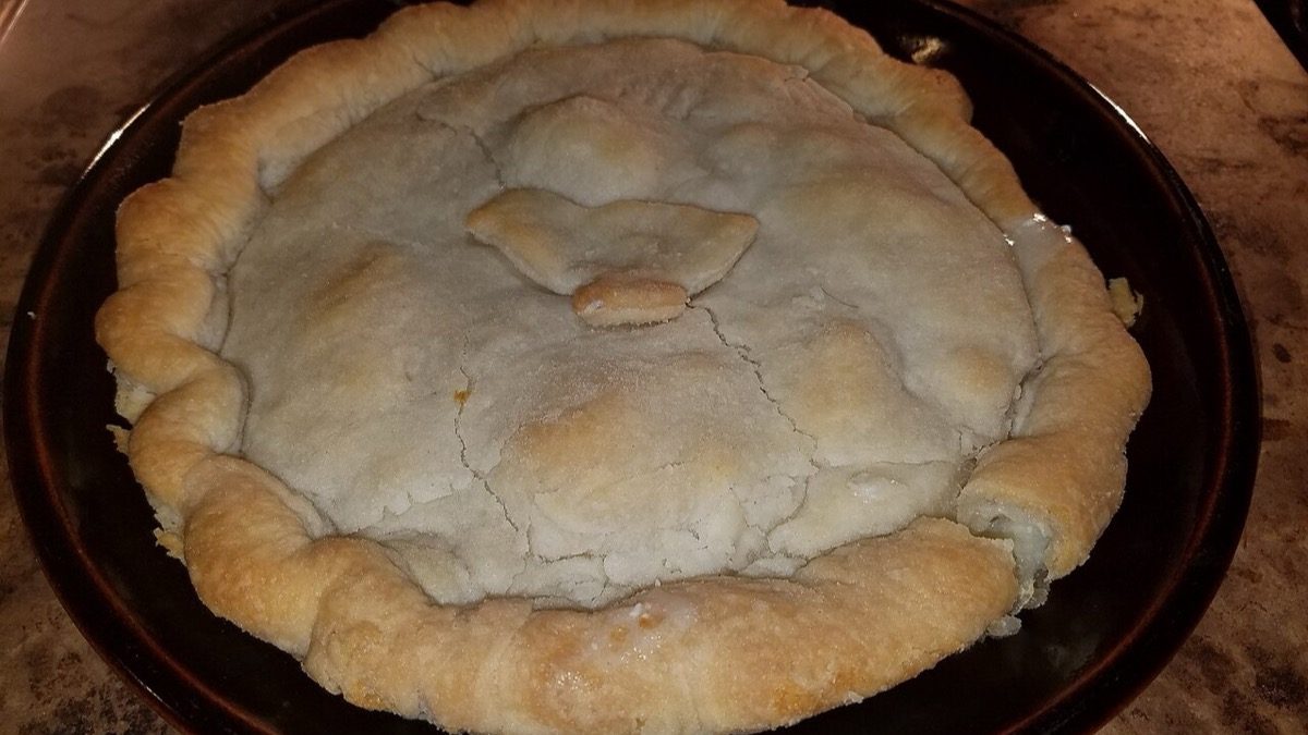 Sete tortas de frango congeladas foram ao forno às cegas — e o problema mais comum não foi o frango, foi a massa