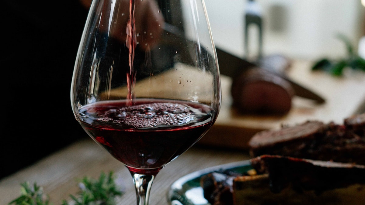 Enquanto o mundo bebe menos vinho, o brasileiro nunca tomou tanto