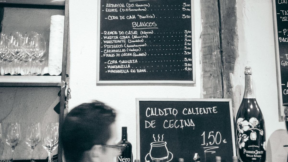 O vinho está roubando o happy hour da cerveja — e a taça custa o preço do chope